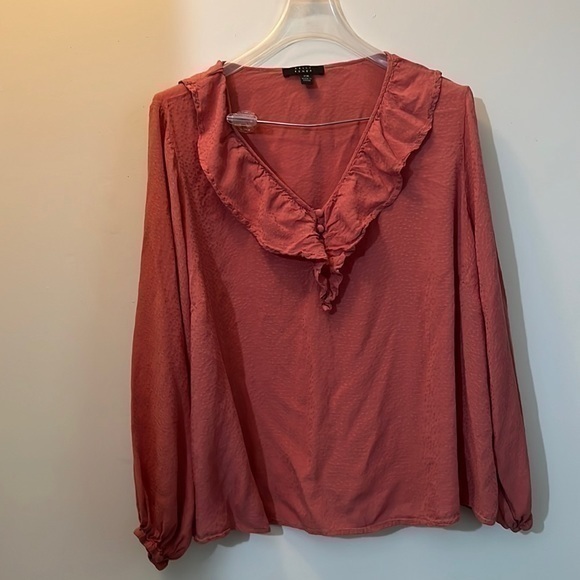 Woman’s 2X top, light and airy - Picture 1 of 2